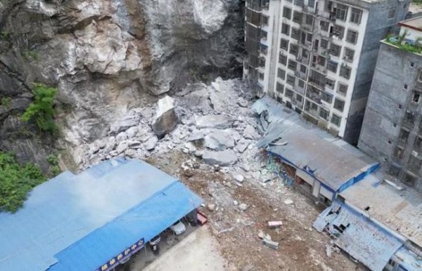 诚利和 广西一地突发山体滑坡直冲居民房前 无人员伤亡报告